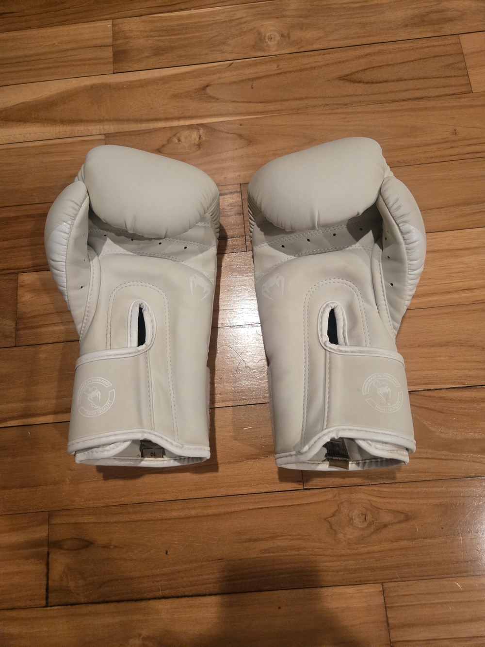 Venum White Training Boxing Gloves 10oz - Picture 2 of 4